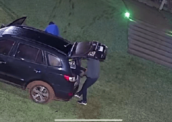 Bandidos roubam três carros e rendem família que passa férias em rancho