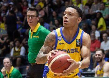 Vídeo: Sob comando de Helinho, seleção brasileira de basquete volta à quadra no Paraguai