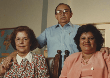 Luiza Helena, Casas Bahia e outras milhares de pessoas prestam homenagem com a morte de Tia Luíza