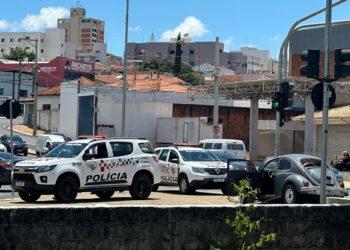 Motorista de Fusca faz conversão proibida e deixa feridos e interdição na Alonso y Alonso