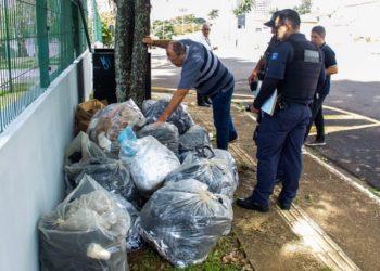 Empresa faz descarte de lixo na frente da Câmara e acaba denunciada