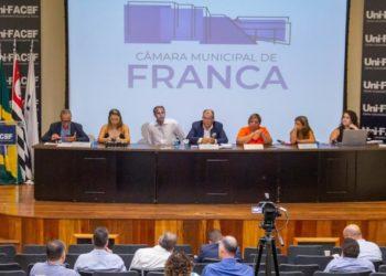 Câmara decide virar às costas para prefeito e cria comissão para auxiliar nas negociações salariais