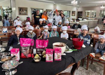 Crianças em tratamento no Hospital do Câncer fazem oficina para aprender receita com chocolates