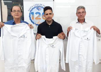 Empresário de Franca faz doação de jalecos para enfermagem da Santa Casa