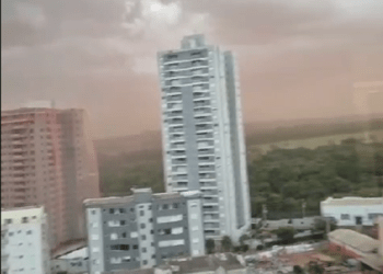 Rajadas de vento de mais de 42 km/h carregam nuvem de poeira para Franca