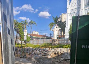 Obra de mais de R$ 2,4 milhões em praça central gera transtorno e já dura 4 meses