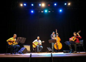 Quarteto Enredado tem formação única de viola caipira (Ronaldo Sabino), guitarra (Daniel Rached Palermo), baixo acústico (Gabriel Terra) e violão (Claryssa Pádua)