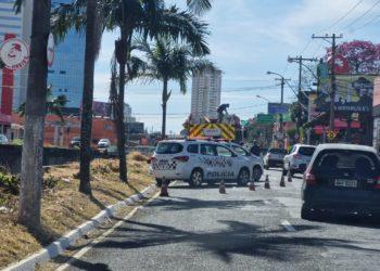 Avenida é parcialmente fechada depois que corpo é visto no Córrego Cubatão