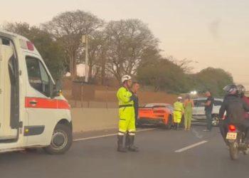 Veja vídeo: Acidente com carro esportivo de luxo de mais de meio milhão de reais causa congestionamento em Franca