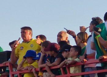 Bolsonaro desfila em caminhonete para campanha municipal de João Rocha e critica Lula