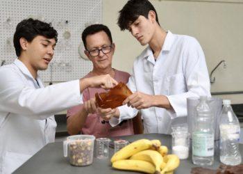 Estudantes de Franca criam alternativa ao plástico usando cascas de banana