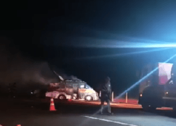 Bandidos usaram Hillux escura e armas de grosso calibre para assaltar carro-forte