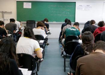 Candidatos concentrados fazendo a prova da primeira fase do vestibular. Foto: Marcos Santos/USP Imagens