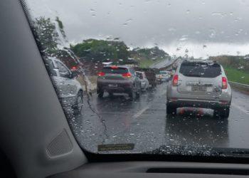 Com chuva, motoristas voltam a bater em trecho urbano da rodovia Cândido Portinari