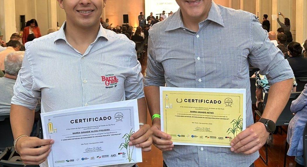 Victor Hugo Cristófani e Maurílio Cristófani, representantes da Cachaça Barra Grande, recebem os prêmios dos dois rótulos inscritos
(Foto: Divulgação)