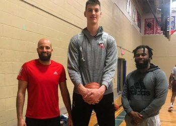 Veja vídeos: Com 2,36m, jogador de 18 anos ganha holofotes no basquete mundial