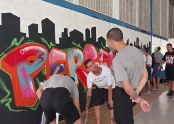Jovens da Fundação CASA de Franca participam de oficina de Graffiti