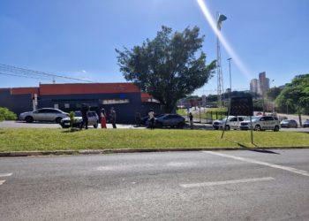 Acidente perto do Franca Shopping causa lentidão no trânsito e PM precisa controlar bate-boca no local