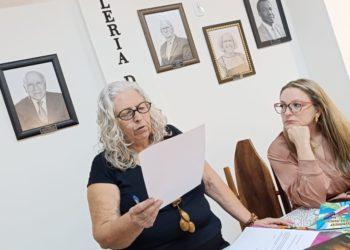 Presidente da AFL, Perpétua Amorim, explica regras da votação enquanto é observada pela vice-presidente da Academia, Maria Silvia Alves - Foto: Bruno Piola