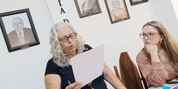 Presidente da AFL, Perpétua Amorim, explica regras da votação enquanto é observada pela vice-presidente da Academia, Maria Silvia Alves - Foto: Bruno Piola
