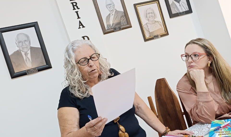 Presidente da AFL, Perpétua Amorim, explica regras da votação enquanto é observada pela vice-presidente da Academia, Maria Silvia Alves - Foto: Bruno Piola