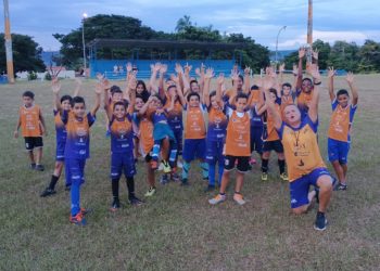 Projeto de esporte busca transformar vida de 170 jovens na região com vôlei e futebol