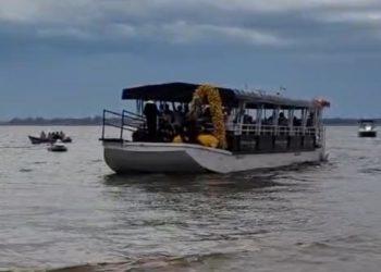 Fé que Navega:Imagem de Nossa Senhora Aparecida chega pelas águas e emociona fiéis em Primeiro de Maio (PR)