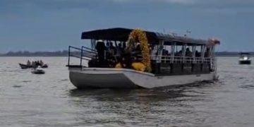 Fé que Navega:Imagem de Nossa Senhora Aparecida chega pelas águas e emociona fiéis em Primeiro de Maio (PR)