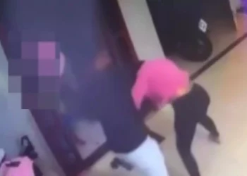 Mulher é brutalmente agredida pelo companheiro após descobrir traição dele.