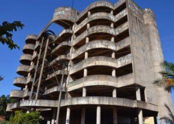 Prédio “Esqueleto” permanece abandonado em área valorizada de Franca após promessas não cumpridas