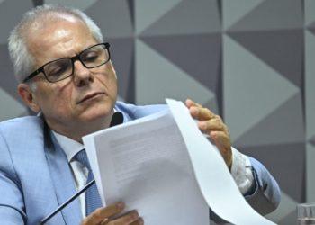 Ex-presidente do INSS é preso pela Polícia Federal em operação que investiga fraudes bilionárias em aposentadorias.