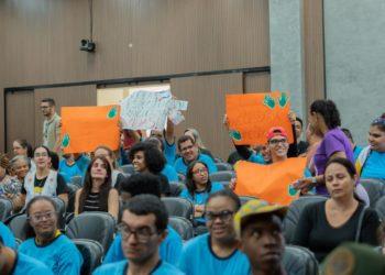 Mães atípicas e comunidade da APAE fazem protesto na Câmara Municipal.