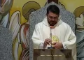 Padre leiloa sua cueca em festa religiosa e viraliza nas redes.