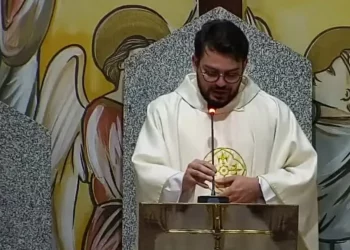 Padre leiloa sua cueca em festa religiosa e viraliza nas redes.