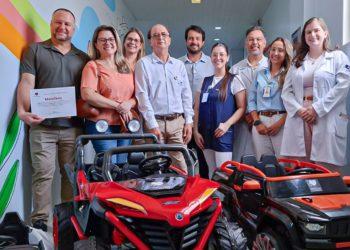 Pediatria da Santa Casa de Franca recebe doação de carrinhos elétricos para pacientes infantis.