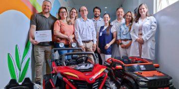 Pediatria da Santa Casa de Franca recebe doação de carrinhos elétricos para pacientes infantis.