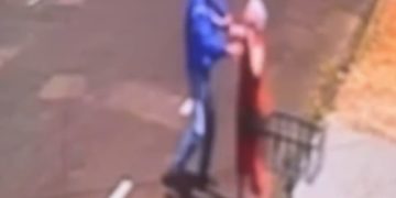 Idosa de 84 anos é assaltada em Franca; crime foi registrado por câmera de segurança.