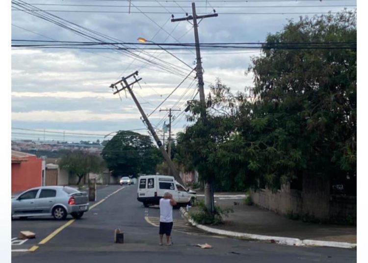 Motorista perde controle e colide com poste no Vicente Leporace 3.