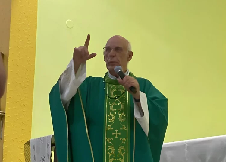 Padre Júlio Lancellotti suspende publicações nas redes sociais e transmissões de missas após decisão da Arquidiocese de São Paulo.