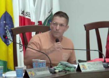 Escândalo em Mercês: vereador mostra maços de dinheiro e denuncia tentativa de corrupção.