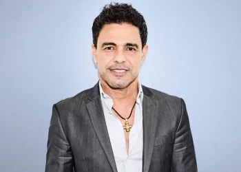 Zezé Di Camargo anuncia rompimento com o SBT em vídeo nas redes sociais.