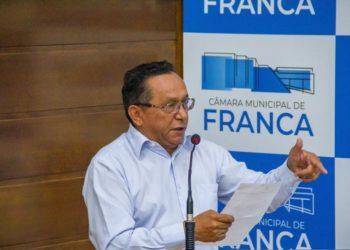 Polêmica na Praça Barão: Vereador exige a volta dos bancos e cobra explicações do prefeito