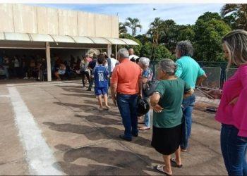 Idosos sofrem com longa fila para emissão de IPTU na Prefeitura de Franca