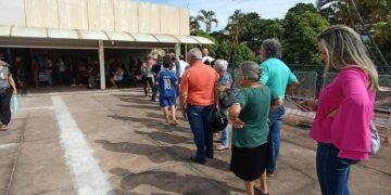 Filas de idosos na Prefeitura de Franca expõem falhas no atendimento público