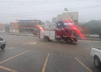 Chuva intensa faz córrego transbordar e paralisa trânsito na Avenida Antônio Barbosa Filho, em Franca