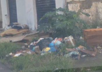 Moradora denuncia abandono e acúmulo de lixo no Jardim Petraglia, em Franca