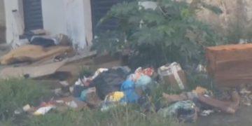 Moradora denuncia abandono e acúmulo de lixo no Jardim Petraglia, em Franca