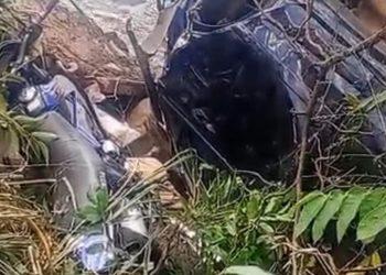 Carro e moto despencam de ponte após colisão com carreta em Rifaina