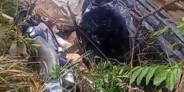 Carro e moto despencam de ponte após colisão com carreta em Rifaina