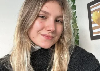 Morre Isabel Veloso, influenciadora que relatava câncer em fase terminal, aos 19 anos.